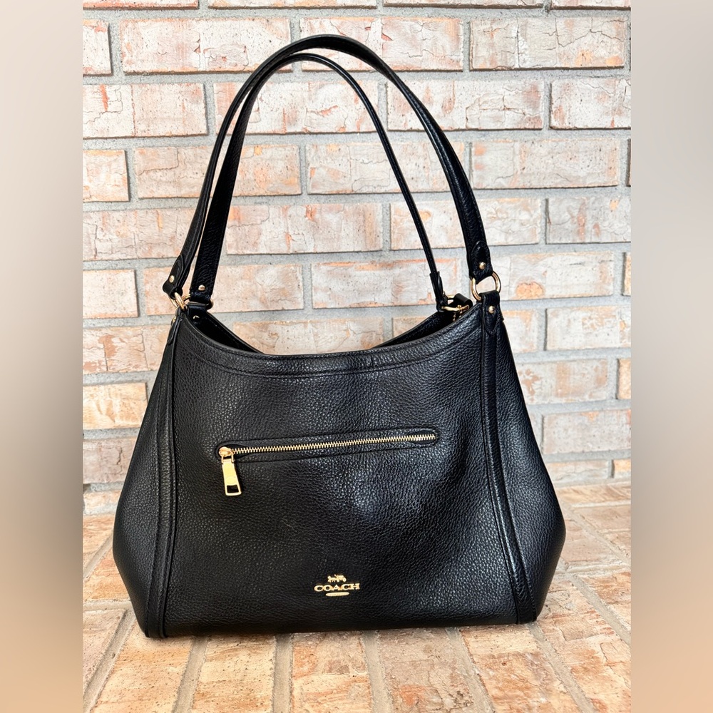 Classic ladies tote in pristine condition. No scratches no dirt like new.